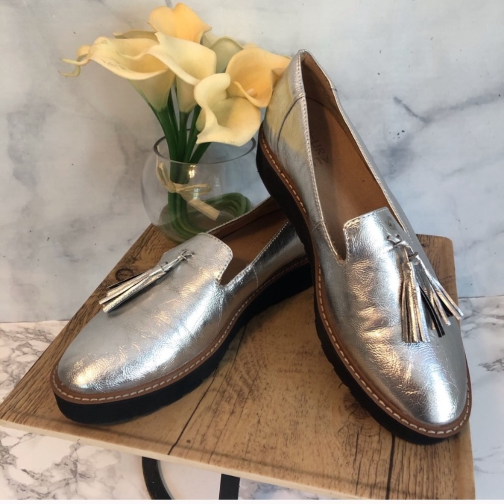 🆕 Naturalizer Silver Tasseled Loafer Size 8.5